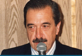 La CONADEP entrega al presidente Raúl Alfonsín el informe de los actos criminales de la Dictadura Militar de 1976, luego conocido como “Nunca Más”