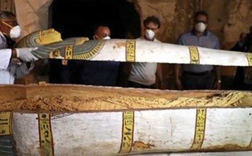 Abren un sarcófago de una momia egipcia intacta de hace 3.000 años
